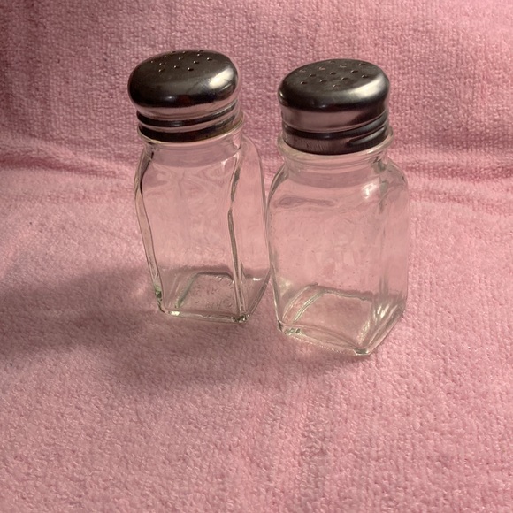 Vintage glass diner salt & pepper shakers - Picture 1 of 5